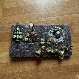 Christmas pin bundle 5 pins Christmas tree, wreath, reindeer & bell.  New